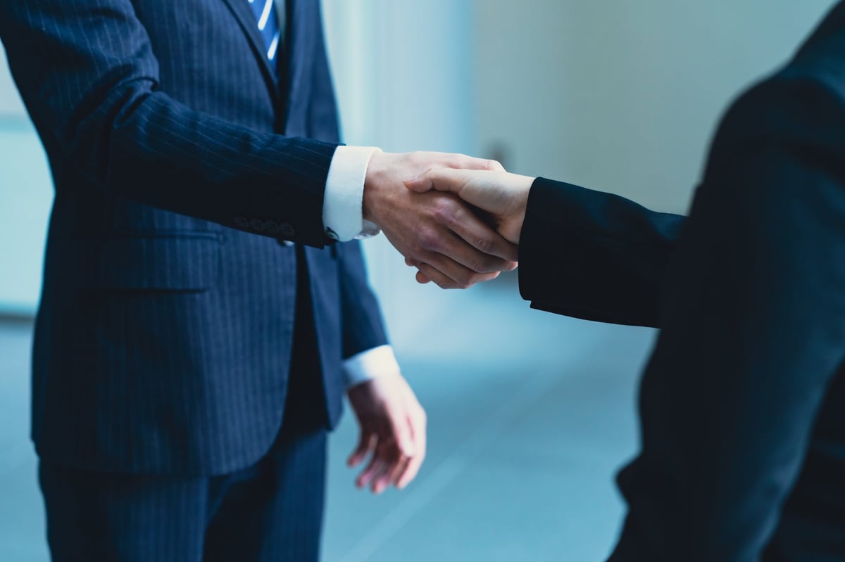 Professioneller Handschlag - Partnerschaft und Vertrauen