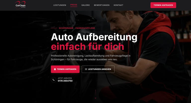 Mechaniker in rotem Hemd bei der Arbeit an einem Automotor mit Auto Aufbereitung Website-Header